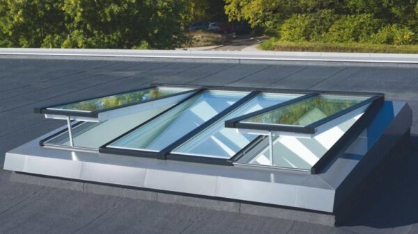 Окна для плоской крыши: когда нужны и как работают?