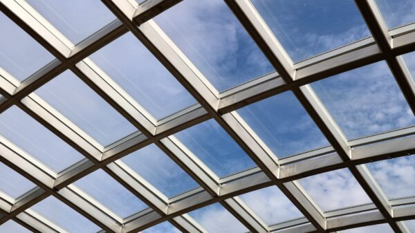 Прозрачная крыша из оргстекла: стоит ли делать на террасе?